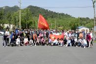 登山踏青 锻炼体魄增进友谊